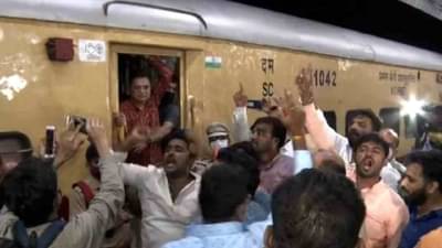 Kirit Somaiya : किरीट सोमय्यांना पोलिसांनी रेल्वेतून उतरवलं, आता पत्रकार परिषदेकडे लक्ष