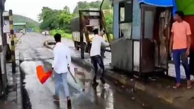 VIDEO: खड्डे दुरुस्त न करता टोल वसुली; मनसेने भिवंडी-ठाणे रस्त्यावरील टोल नाका फोडला