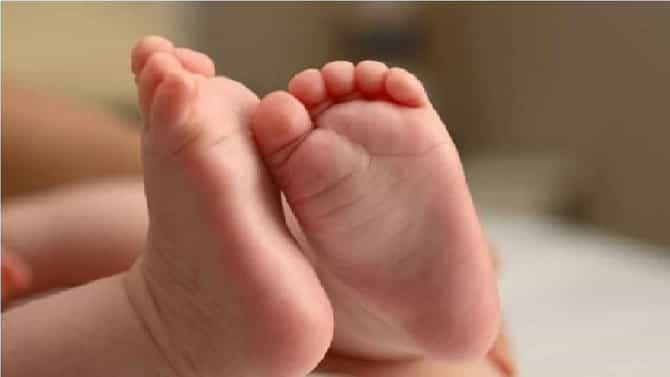 हलगर्जीपणाचा कळस ! टॉयलेटमध्ये बाळांतीण केली, नंतर अर्भकाचं डोकं कमोडमध्ये अडकलं