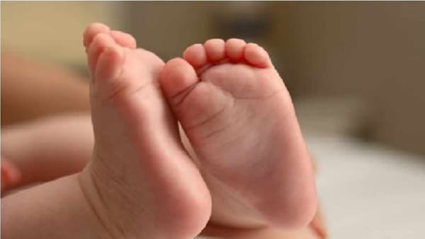 हलगर्जीपणाचा कळस ! टॉयलेटमध्ये बाळांतीण केली, नंतर अर्भकाचं डोकं कमोडमध्ये अडकलं