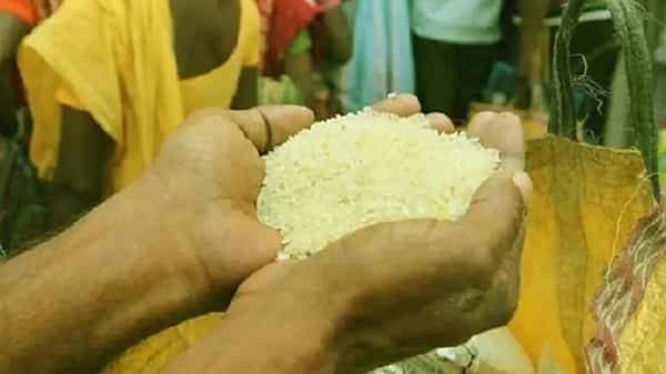 आता देशभरातील 3.7 लाखांहून अधिक कॉमन सर्व्हिस सेंटर (CSCs) मध्ये रेशन कार्ड संबंधित सेवा देखील उपलब्ध असतील. या सेवांमध्ये नवीन रेशन कार्डसाठी अर्ज करणे, अद्ययावत करणे आणि ते आधारशी जोडणे समाविष्ट आहे. या पावलामुळे देशभरातील 23.64 कोटी शिधापत्रिकाधारकांना फायदा होईल.