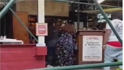 Video | लसीकरणाचा पुरावा मागितल्याचा राग, हॉटेलच्या महिला कर्मचाऱ्याला तिघी जणींची मारहाण