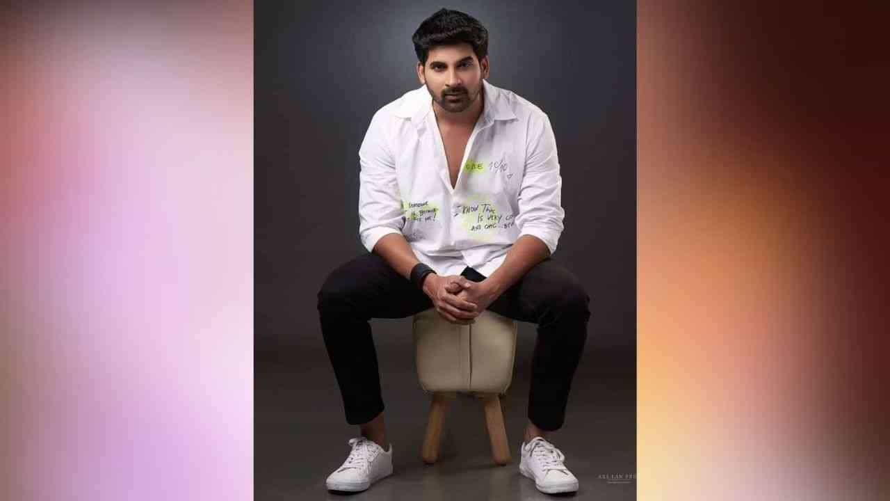 बहुचर्चित ‘बिग बॉस मराठी’च्या (Bigg Boss Marathi 3) तिसऱ्या पर्वाची मोठ्या प्रमाणात चर्चा होती. आता नुकतंच 19 सप्टेंबरला ‘बिग बॉस मराठी 3’चा ग्रँड प्रिमिअर पार पडला आहे.