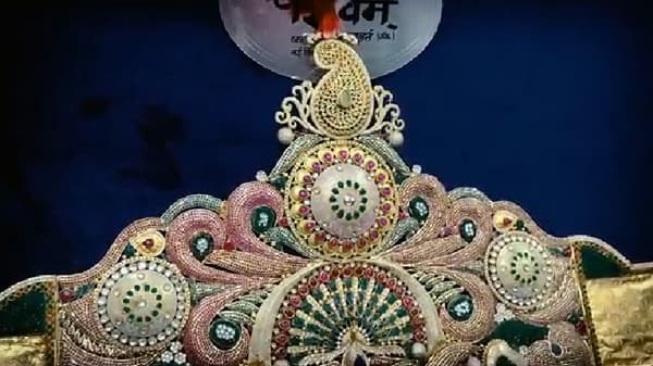 नांदेडच्या गुरुद्वाराला पंजाबच्या एका भाविकाने तब्बल पावणेदोन कोटी रुपयांची "कलगी" भेट दिलीय.