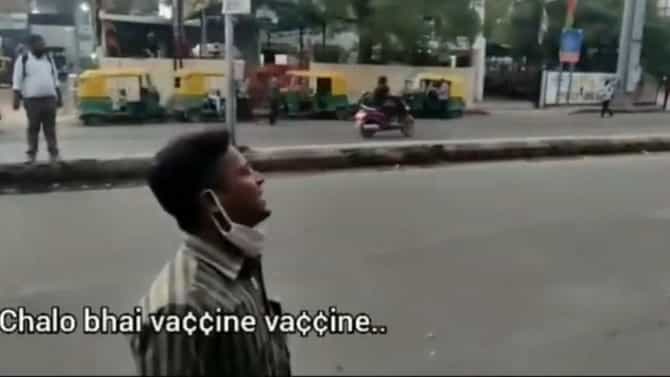 Video | भर रस्त्यात म्हणतोय लस घ्या...लस घ्या....माणसाच्या कारनाम्याची एकच चर्चा, व्हिडीओ व्हायरल