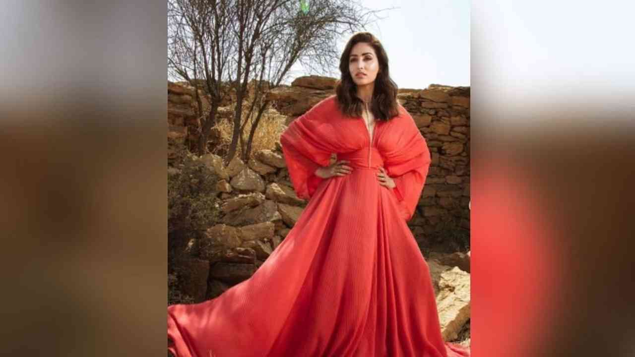लाल रंगाच्या ड्रेसमध्ये ती कमालीची सुंदर दिसतेय. या ड्रेसमध्ये व्ही नेकलाइन आणि बलून स्लिव्हज आहेत. कंबरेपासून ड्रेस घट्ट करून फ्लोअर गाऊन लूक देण्यात आला आहे. जर तुम्हाला हा ड्रेस खरेदी करायचा असेल, तर तुम्ही तो Marmar Halims च्या अधिकृत वेबसाईटवरून 77,995 रुपयांना खरेदी करू शकता.