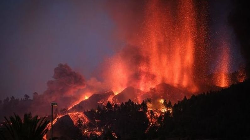 Spain Volcano Eruption: स्पेनच्या बेटावर ज्वालामुखीचा भयंकर स्फोट, बेटावरचं सगळं काही बेचिराख, लोकांना वाचवण्यासाठी रेस्क्यु ऑपरेशन