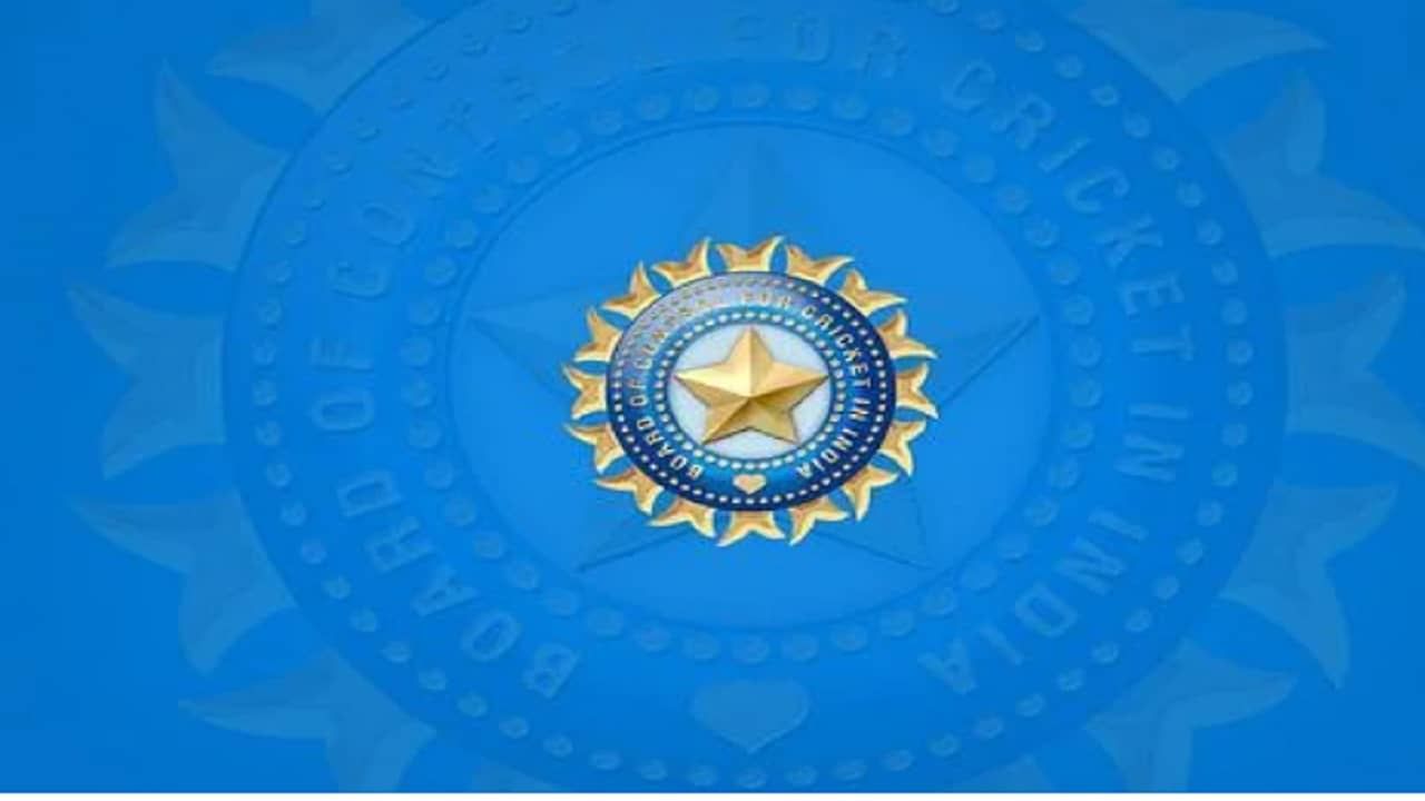 भारतीय क्रिकेट बोर्डाने (BCCI) सोमवारी (20 सप्टेंबर) एका व्हिडीओ कॉन्फ्रन्सद्वारे 9वी एपेक्स काउंसिल बैठक घेतली. यावेळी अनेक महत्त्वाचे निर्णय़ घेत आगामी क्रिकेट सामन्यांचे वेळापत्रकही जाहीर केले. नव्या काही नियमांमुळे अगदी अंडर 16 पासून ते वरिष्ठ स्तरावरील 2000 क्रिकेटपटूंना याचा फायदा होणार आहे. तर या बैठकीत घेण्यात आलेले नेमके निर्णय काय जाणून घेऊ...