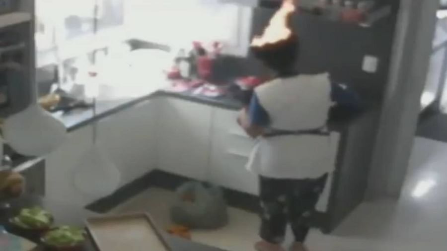 Video | महिला किचनमध्ये काम करण्यात मग्न, अचानक केसांनी घेतला पेट, थरारक व्हिडीओ व्हायरल