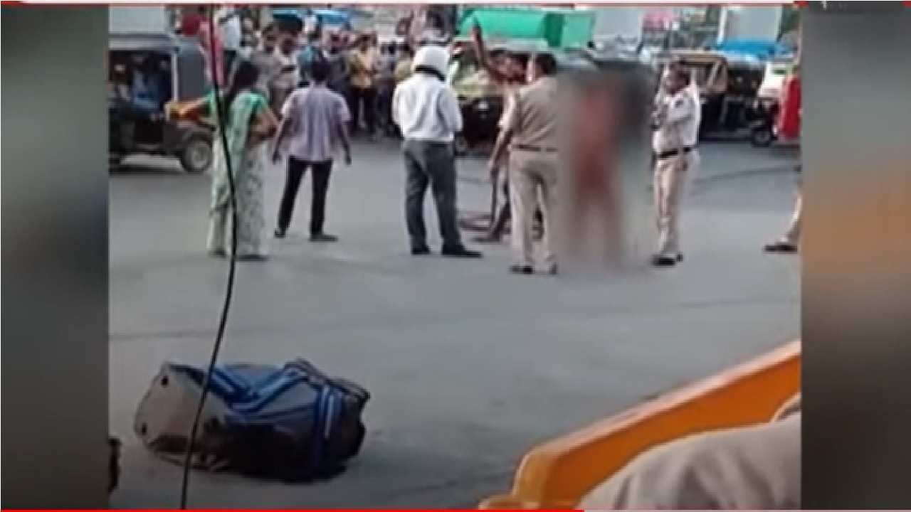 VIDEO | कॉलर खेचून वाहतूक पोलिसाला तृतीयपंथीयाची मारहाण, मुंबईत तिघांना अटक