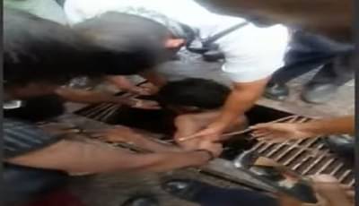 नाशिकः सांडपाण्यात वाहून गेला अन् नाल्याच्या जाळीत अडकला...गंगाघाटावर पोहणे पडले महागात