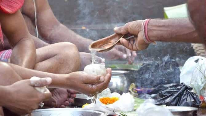 Pitru Paksha 2021 : पितृ पक्षात या गोष्टी दान करा, पूर्वजांचा आशीर्वाद मिळेल