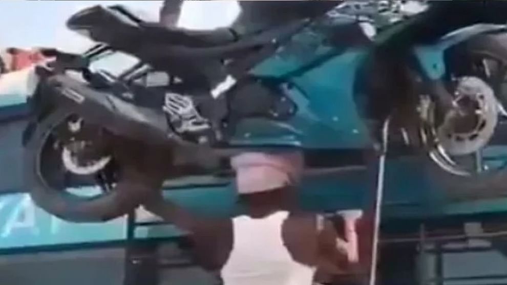 Viral Video: 150 किलोची पल्सर डोक्यावर घेऊन हे महाशय थेट बसच्या टपावर चढले, असा देसी जुगाड तुम्ही पाहिला नसेल!