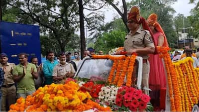फुलांनी सजवलेली गाडी, गुलाब पुष्पांच्या वर्षावात उस्मानाबाद पोलीस अधीक्षक रौशन यांना निरोप