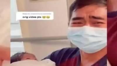 Video : बापाने पहिल्यांदाच नवजात मुलाला मांडीवर घेतलं, आणि त्याला अश्रू अनावर झाले, भावनिक करणारा क्षण