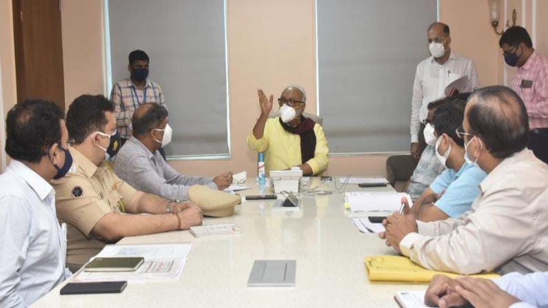 नाशिक-मुंबई महामार्गाची तातडीने दुरुस्ती करा, उशीर झाल्यास संबंधितांवर कारवाई; छगन भुजबळांचे आदेश नाशिक-मुंबई महामार्गाची तातडीने दुरुस्ती करा, उशीर झाल्यास संबंधितांवर कारवाई; छगन भुजबळांचे आदेश