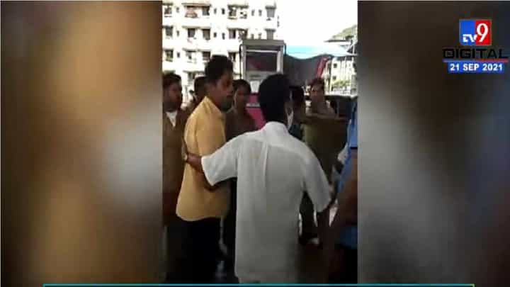 Virar Crime | पेट्रोल पंपावर सीएनजी भरण्याच्या रांगेवरून वाद, कर्मचाऱ्याला धक्काबुक्की करत मारहाण Virar Crime | पेट्रोल पंपावर सीएनजी भरण्याच्या रांगेवरून वाद, कर्मचाऱ्याला धक्काबुक्की करत मारहाण