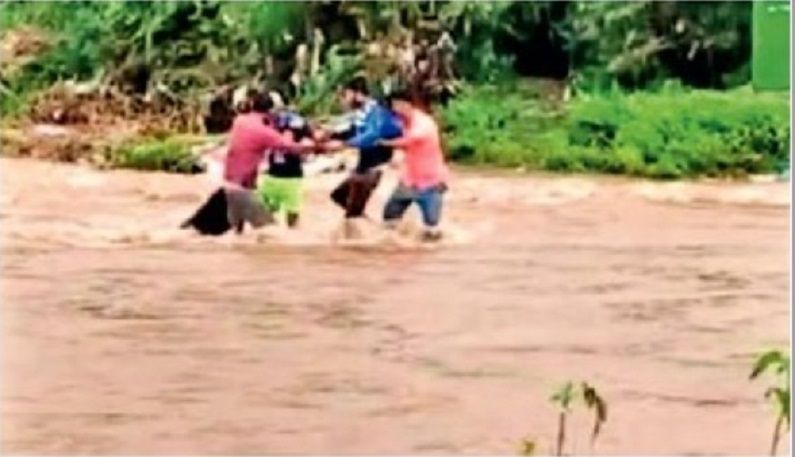 नाशिकः नांदगाव, साकुरीत पुन्हा पूर; वाहून जाणाऱ्या तरुणाला वाचवले नाशिकः नांदगाव, साकुरीत पुन्हा पूर; वाहून जाणाऱ्या तरुणाला वाचवले
