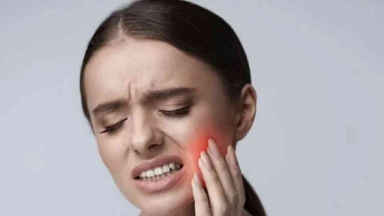 Dental Tips : दातदुखीची समस्या दूर करण्यासाठी 'हे' घरगुती उपाय नक्की करा, त्वरीत आराम मिळेल!