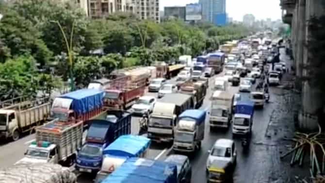 ठाणे-नाशिक महामार्गावर प्रचंड वाहतूक कोंडी, 15 किलोमीटरच्या रांगाच रांगा; प्रवाशांचा तीन तासांपासून खोळंबा