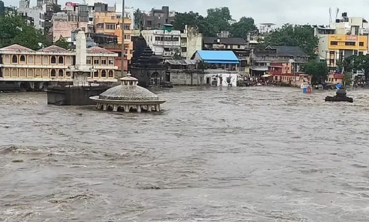 नाशिकमध्ये गोदावरीला दुसऱ्यांदा पूर; रामसेतू पुलाजवळ पाणी, नदीकाठची मंदिरे पाण्याखाली