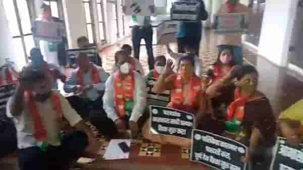 महापालिका सभा प्रत्यक्ष घ्या, लसीचे दोन डोस घेतलेल्या पत्रकारांना सभेत प्रवेश द्या, भाजप नगरसेवकांची महापौर दालनासमोर निदर्शने