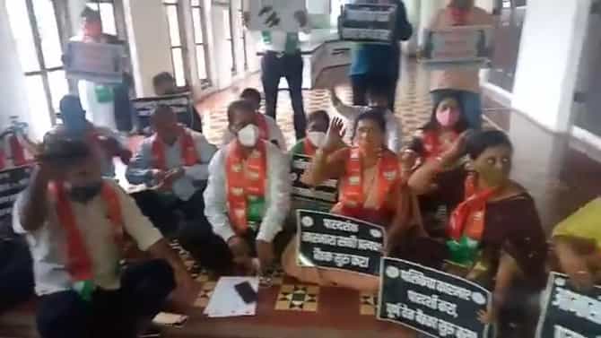 महापालिका सभा प्रत्यक्ष घ्या, लसीचे दोन डोस घेतलेल्या पत्रकारांना सभेत प्रवेश द्या, भाजप नगरसेवकांची महापौर दालनासमोर निदर्शने