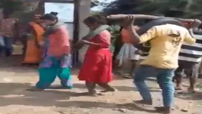 VIDEO : पळून जाणाऱ्या जोडप्याला पकडलं, गळ्यात टायर टाकून नाचवलं, मध्यप्रदेशातील संतापजनक कृत्य