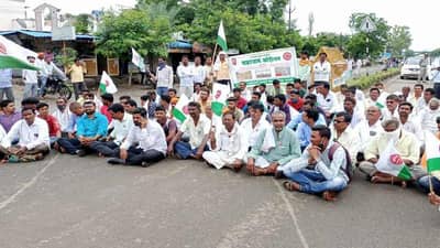 आता नुकसान भरपाईसाठी शेतकऱ्यांची आंदोलने, हेक्टरी 50 हजार मदतीची मागणी