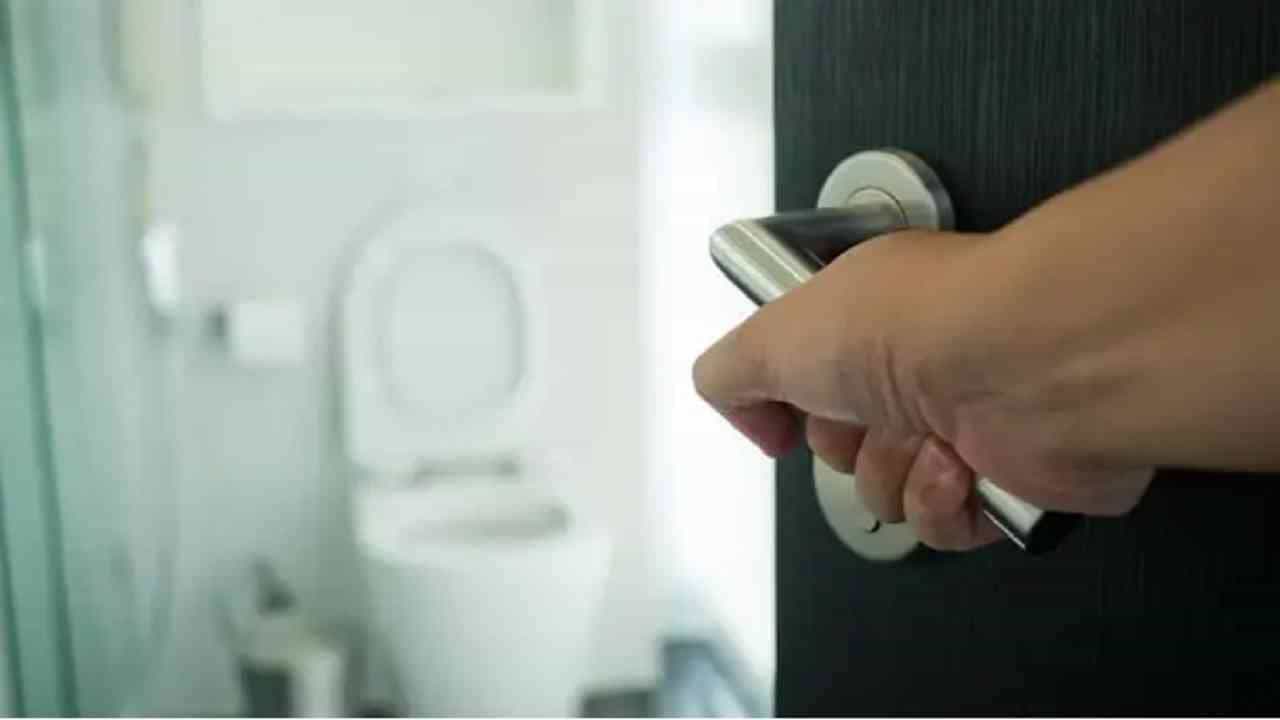 मूत्रविसर्जनाशी संबंधित या 5 समस्यांकडे चुकूनही दुर्लक्ष नको, प्रोस्टेट कॅन्सरचे असू शकतात लक्षणे!