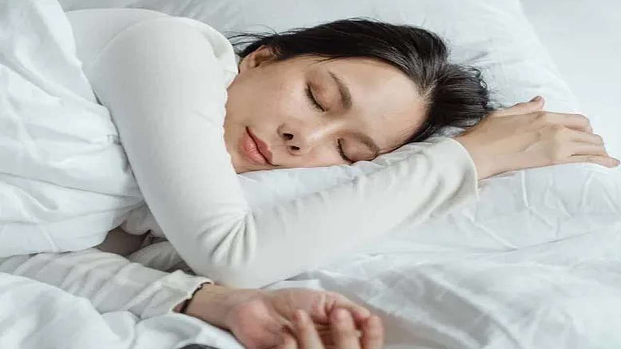 झोपता झोपता वजन कमी करता येऊ शकतं?; झोप आणि वजनाचा संबंध काय?
