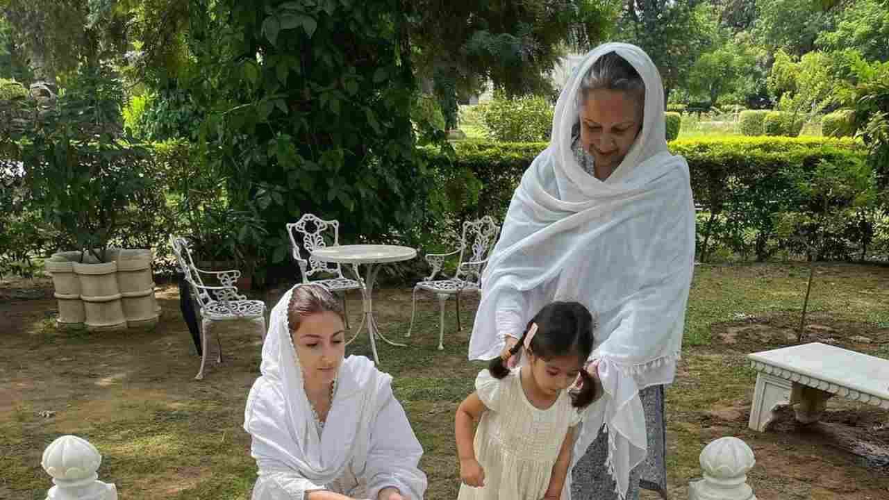 सोहा अली खानने आपली मुलगी इनायासोबत वडिलांच्या कबरीवर दुआ पाठ केली. या दरम्यान, तिनं पांढऱ्या रंगाच्या सूट सलवारमध्ये परिधान केला होता.