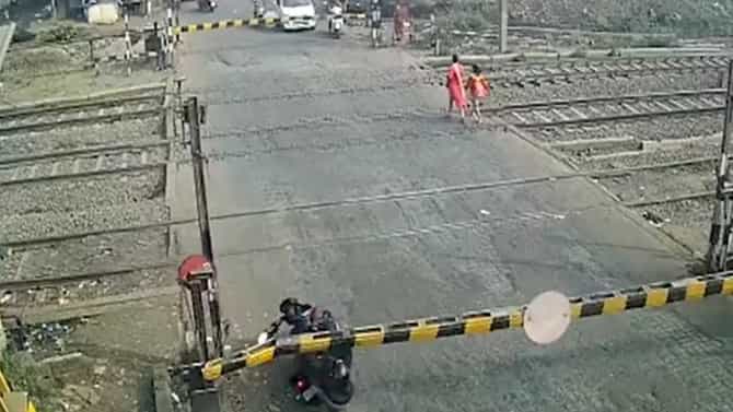Video | भरधाव वेगात रेल्वे रुळ पार करण्याचा प्रयत्न, फाटकाला आदळून मोठा अपघात, व्हिडीओ व्हायरल