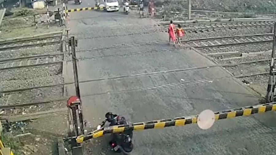 Video | भरधाव वेगात रेल्वे रुळ पार करण्याचा प्रयत्न, फाटकाला आदळून मोठा अपघात, व्हिडीओ व्हायरल