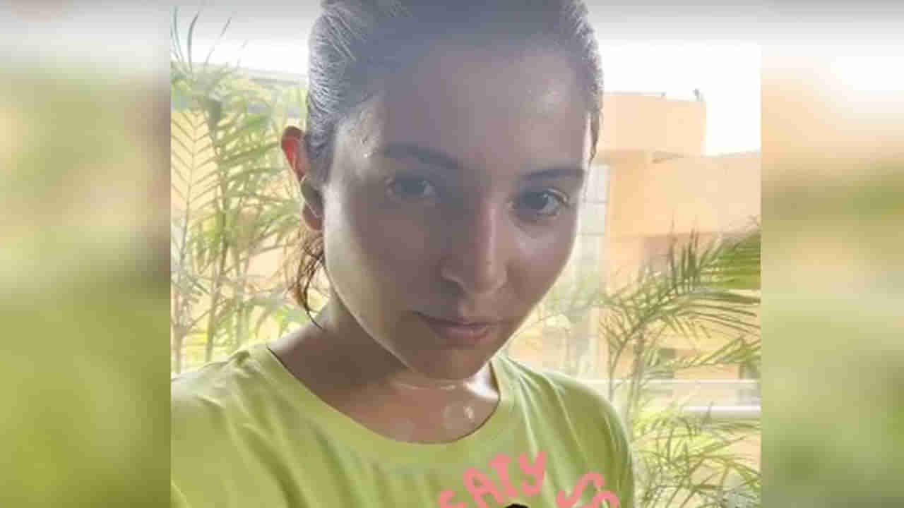 Anushka sharma | मुंबईत परतल्यावर सेल्फी सेशन, ‘Sweaty Selfie’ म्हणत अनुष्का शर्माने शेअर केला पोस्ट वर्कआऊट फोटो!