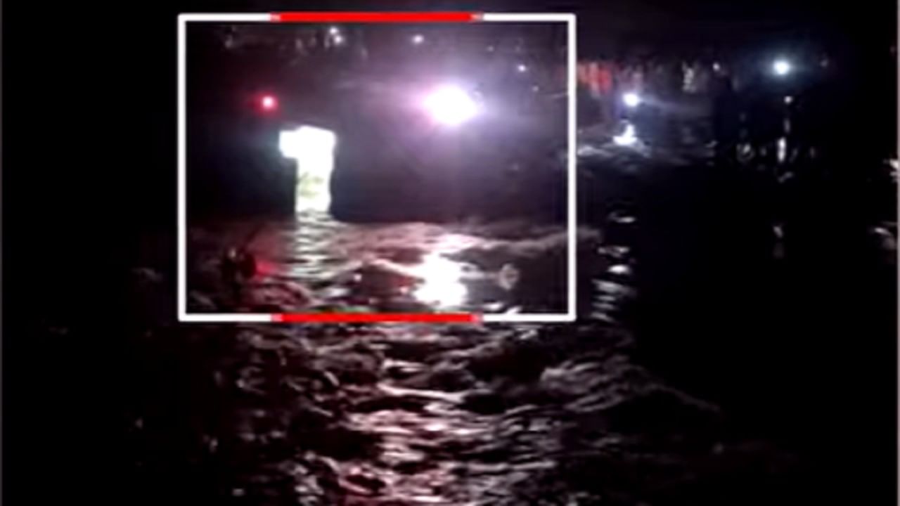 VIDEO : काळ आला होता पण वेळ नाही, जालन्यात पुलावरुन जाताना बस नदीत कोसळली, गावकऱ्यांनी 23 प्रवाशांचे प्राण वाचवले