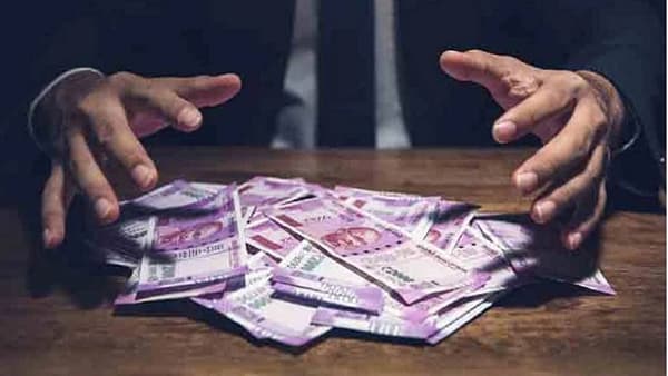 लाच घेणाऱ्या ऐवजी थेट लाच देणाऱ्यालाच अटक, भंडाऱ्यात पोलिसाला लाच देणाऱ्या दोघांना बेड्या