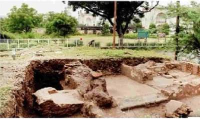 बिबी का मकबऱ्यासमोर उत्खननात सापडले स्नानगृह, मलब्याखाली आणखीही मध्ययुगातील अवशेष सापडण्याची शक्यता