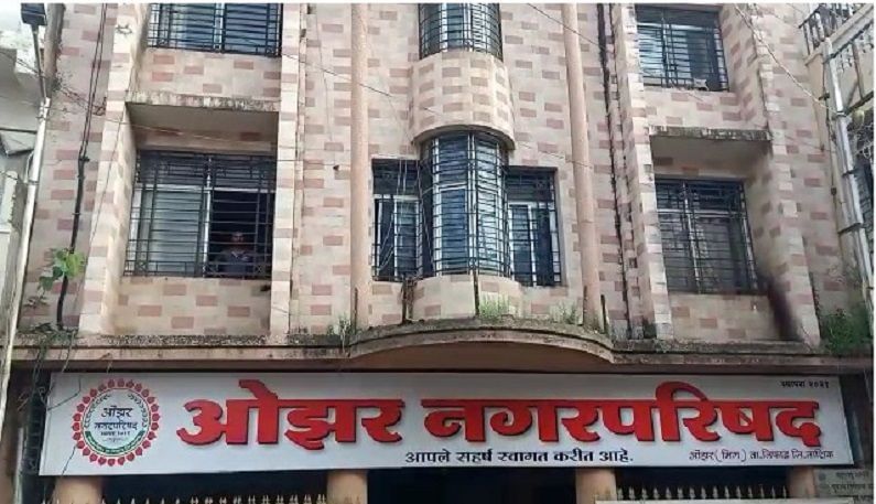 नाशिकः ग्रॅच्युटी, अर्जित रजेची रक्कम मिळेना; मृत कर्मचाऱ्याच्या कर्जबाजारी मुलाचा आत्मदहनाचा प्रयत्न नाशिकः ग्रॅच्युटी, अर्जित रजेची रक्कम मिळेना; मृत कर्मचाऱ्याच्या कर्जबाजारी मुलाचा आत्मदहनाचा प्रयत्न