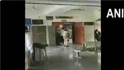 Delhi Gang War | दिल्ली कोर्टात फिल्मी स्टाईल थरार, वकिलाच्या वेशात गोळीबार, गँगस्टरसह चौघे ठार