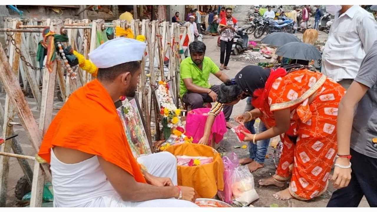 तुळजाभवानीच्या दारातच भाविकांची लूट, भाविकांनी दान केलेल्या हजारो रुपयांवर डल्ला! तुळजाभवानीच्या दारातच भाविकांची लूट, भाविकांनी दान केलेल्या हजारो रुपयांवर डल्ला!