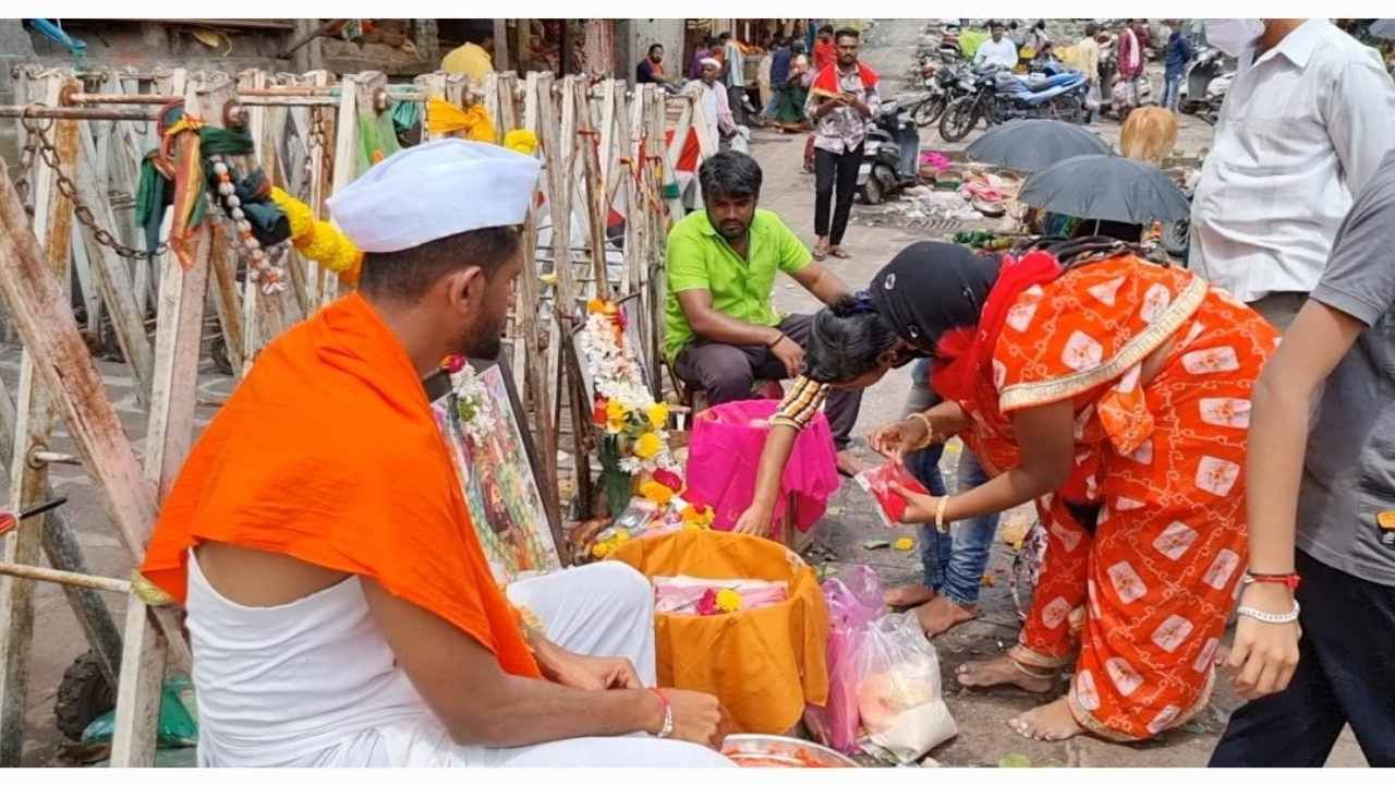 तुळजाभवानीच्या दारातच भाविकांची लूट, भाविकांनी दान केलेल्या हजारो रुपयांवर डल्ला!