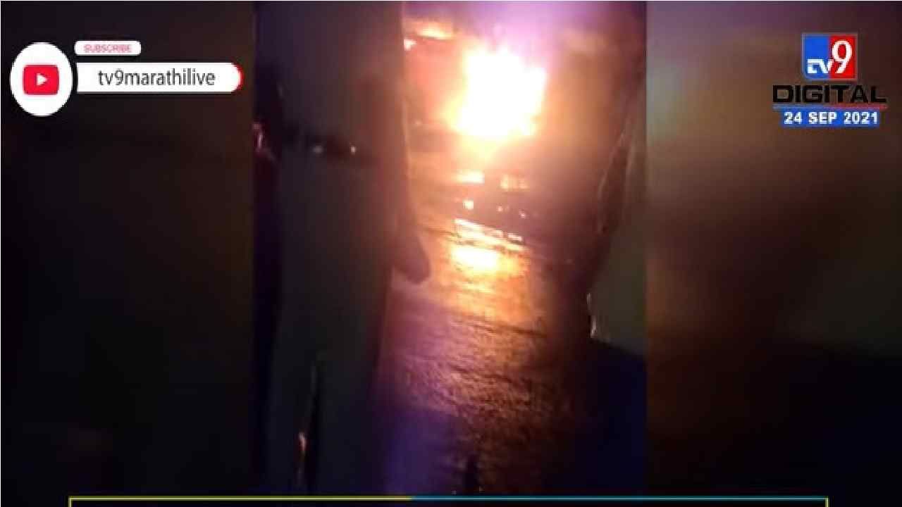 औरंगाबाद जिल्ह्यातील शिउर परिसरात दुकानांना मध्यरात्री भीषण आग, जेसीबीने दुकानाचे शटर फोडून आग विझवली
