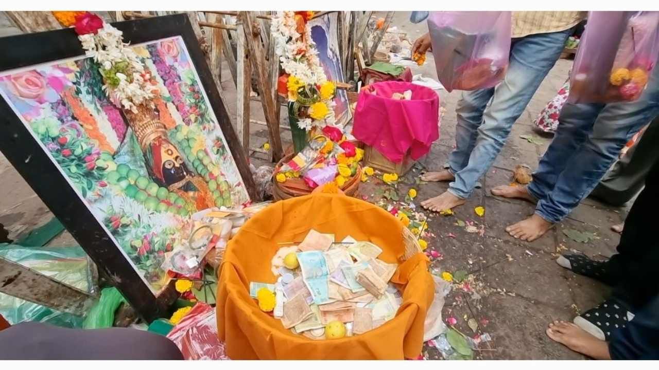 तुळजाभवानी मंदीर समोरील गेटवर खुलेआम भविकाकडून पैसे गोळा करण्याचा हा प्रकार टीव्ही 9 च्या कॅमेरात कैद झाल्यानंतर खळबळ उडाली आहे. कोरोनाचे संकट असल्याने तुळजाभवानी मंदिर भाविकांना दर्शनासाठी बंद असल्याने भावीक महाद्वारवर माथा टेकून तुळजाभवानी दर्शन घेत आहेत. याचाच फायदा काही पूजारी घेत असून त्यांनी लूट सुरू केली आहे.