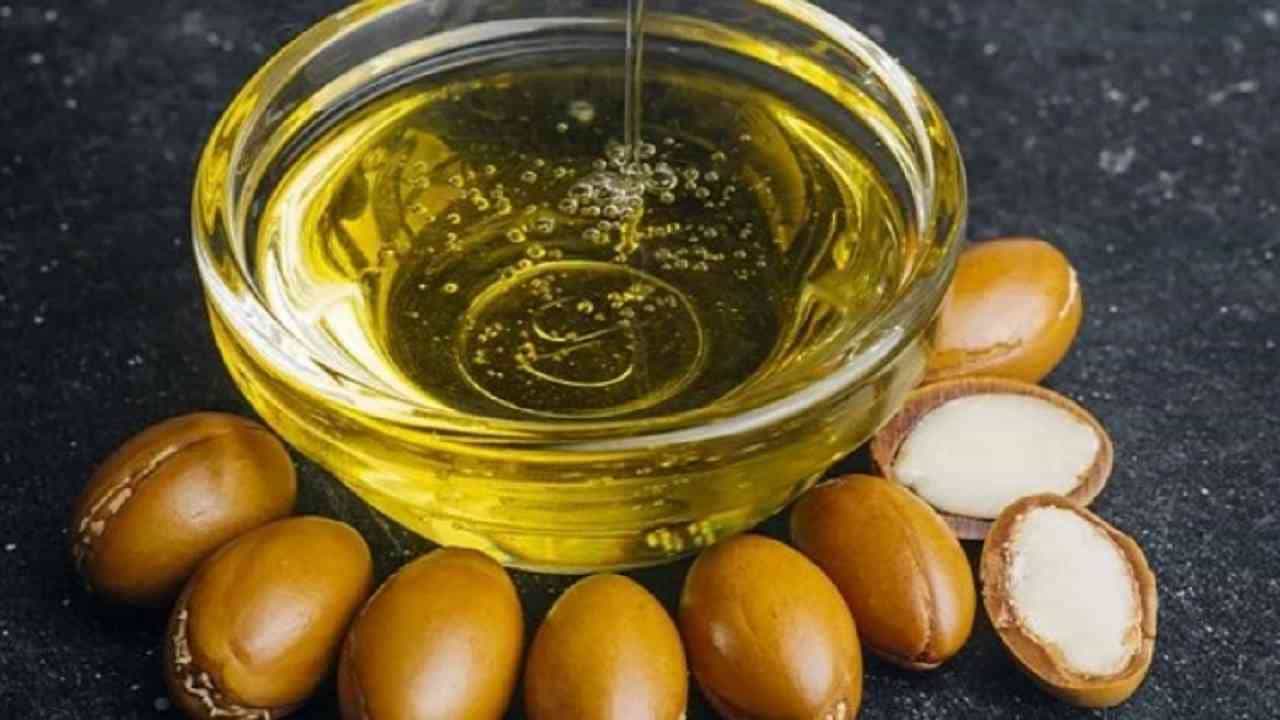 आर्गन तेल जगातील सर्वात महाग तेलांपैकी एक आहे. हे आर्गन झाडापासून काढले जाते. हे तेल त्वचेसाठी आणि केसांसाठी अत्यंत फायदेशी आहे. अनेक वर्षांपासून सौंदर्य वाढवण्यासाठी महिला या तेलाचा उपयोग करतात. तसेच अनेक सौंदर्य उत्पादनांमध्ये या तेलाचा वापर केला जातो.