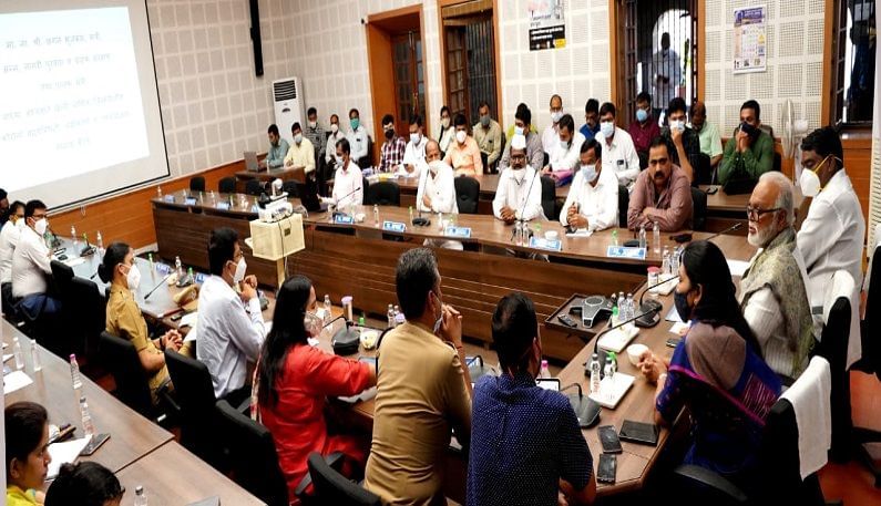 नाशिकमध्ये वाढत्या रुग्णांची चिंता, लसीकरणाचा वेग वाढवा; पालकमंत्री भुजबळांच्या प्रशासनाला सूचना नाशिकमध्ये वाढत्या रुग्णांची चिंता, लसीकरणाचा वेग वाढवा; पालकमंत्री भुजबळांच्या प्रशासनाला सूचना