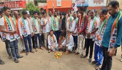 रस्त्यावरच्या खड्ड्यात राष्ट्रवादीने घातले श्राद्ध; नाशिकमध्ये महापालिकेच्या कारभाराचा अनोखा निषेध