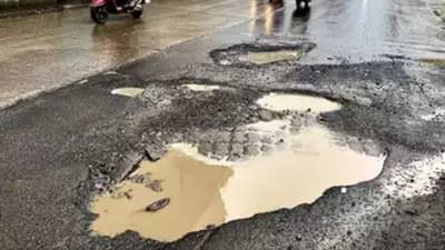 अंबरनाथमध्ये खड्ड्यांचं साम्राज्य, सर्वपित्रीच्या दिवशी घालणार पालिकेचं श्राद्ध; प्रशासनाची शांती करण्यासाठी भाजपचं आमंत्रण