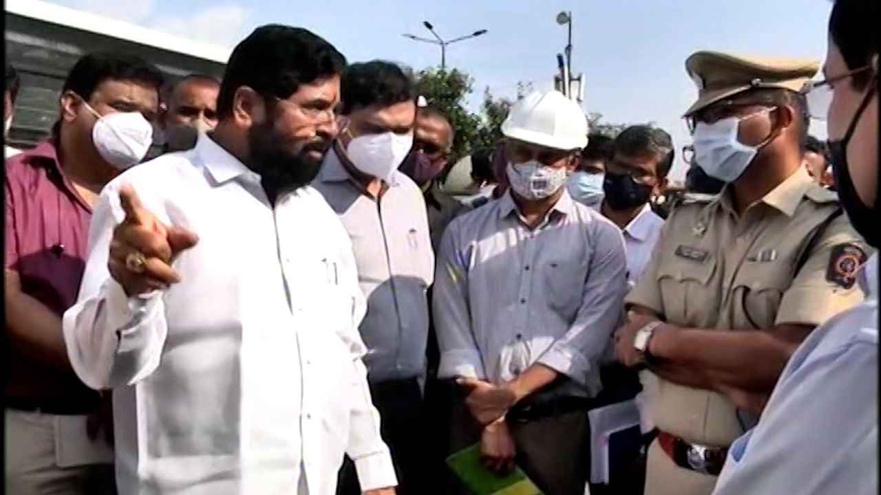 photo story: रस्त्याची कामे नीट करा, खड्ड्यांमुळे आम्हाला शिव्या खाव्या लागतात; एकनाथ शिंदे अधिकाऱ्यांवर भडकले