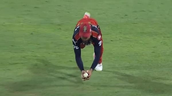RCB vs CSK: सुपरमॅन कोहली, हवेत उडी घेत विराटने घेतलेली ही कॅच पाहाच!